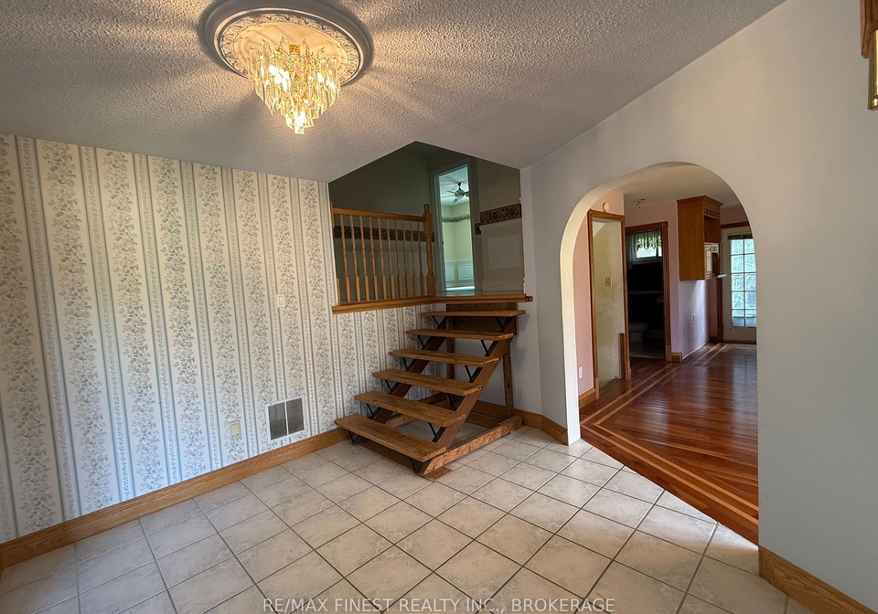 1712-creekside-drive-loyalist-ontario-x12392396