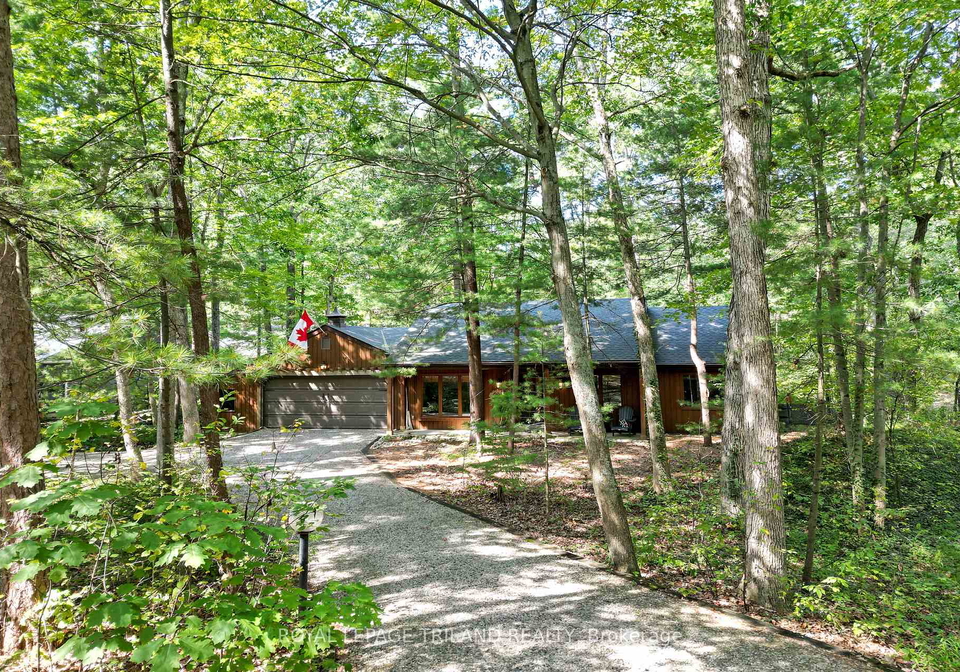 10087-beaver-dam-crescent-lambton-shores-ontario-x12396375