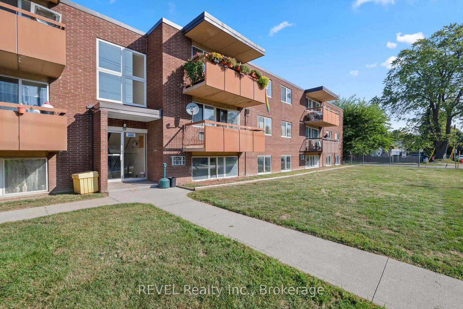 19-manchester-avenue-st-catharines-ontario-x12412111