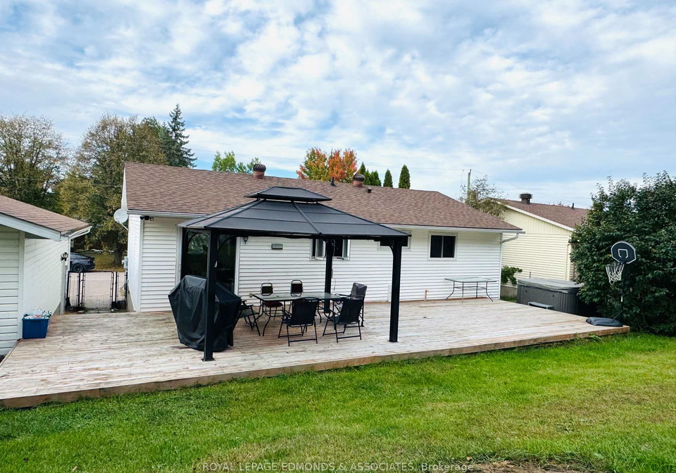 35-laroche-crescent-petawawa-ontario-x12427598