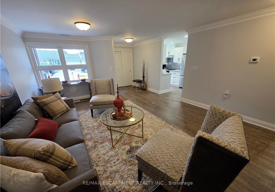 40-szollosy-circle-hamilton-ontario-x12433355
