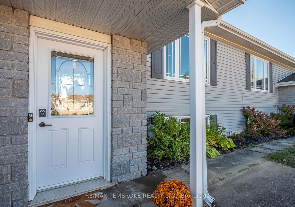 31-renfrew-street-petawawa-ontario-x12436934