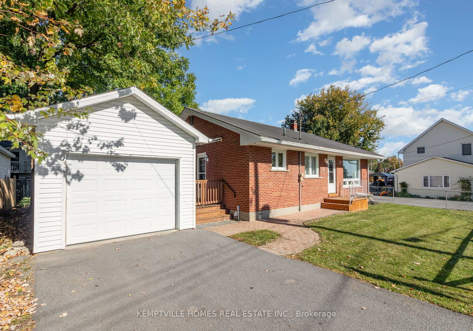 8-gibson-lane-south-dundas-ontario-x12440959