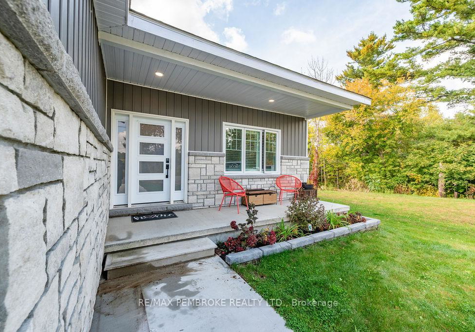 590-schwan-road-laurentian-valley-ontario-x12444210