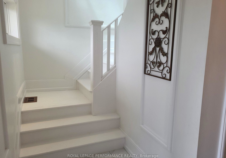136b-glenncastle-drive-ottawa-ontario-x12444958