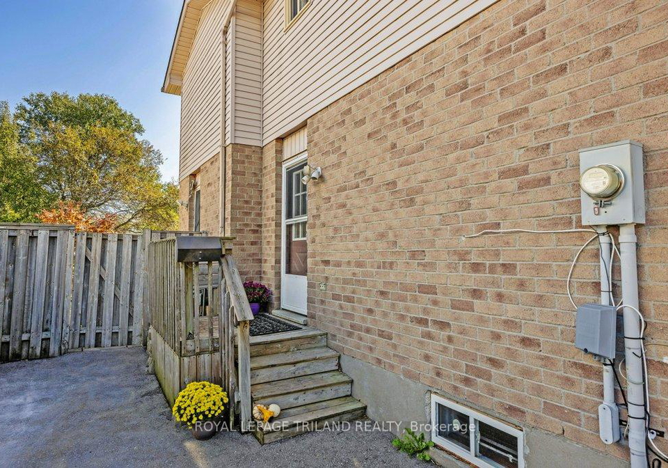 122-golfdale-crescent-london-south-ontario-x12446733