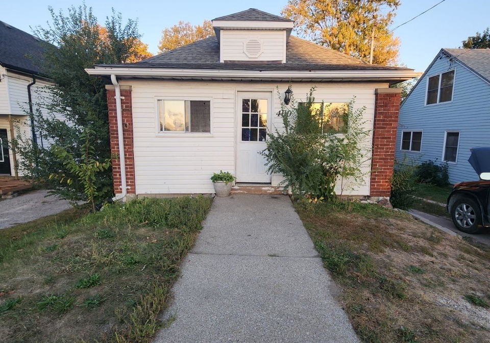 400-brock-street-s-sarnia-ontario-x12449560