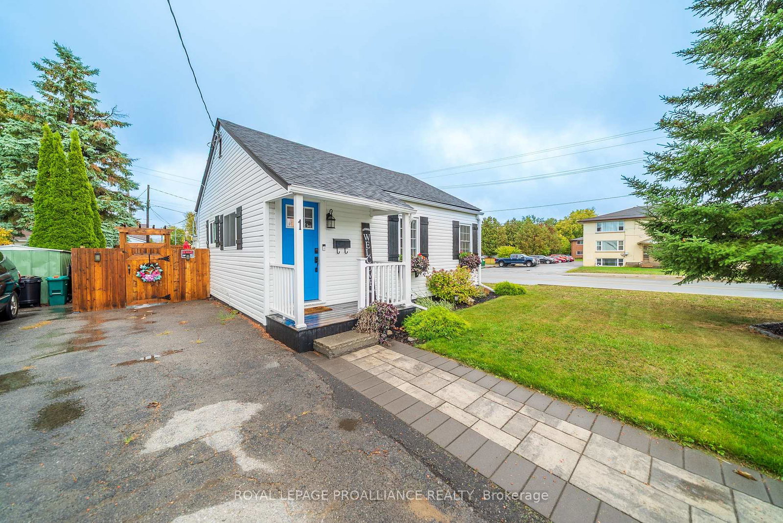 1-kerr-crescent-quinte-west-ontario-x12457055