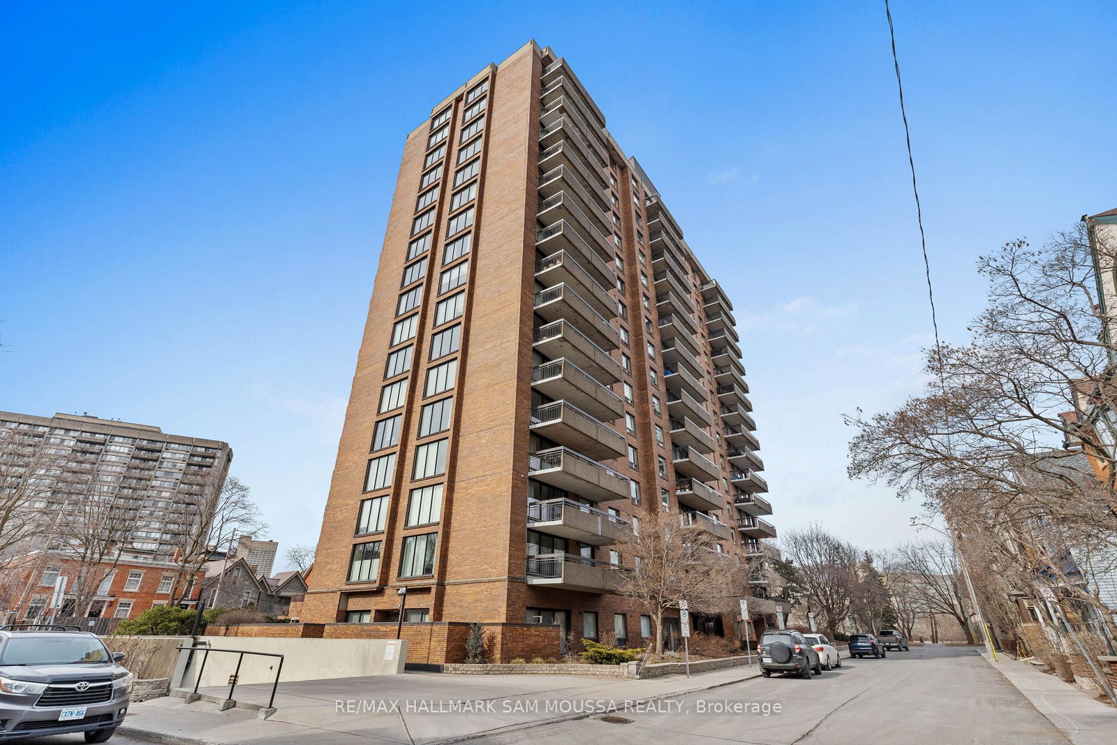 20-driveway-drive-s-ottawa-ontario-x12462496