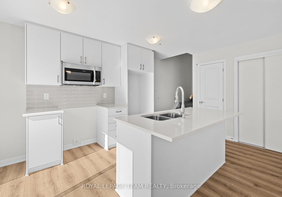 913-creekway-private-kanata-ontario-x12464045