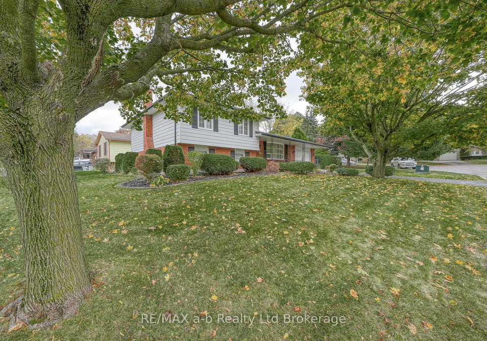 1-golden-place-ingersoll-ontario-x12473698