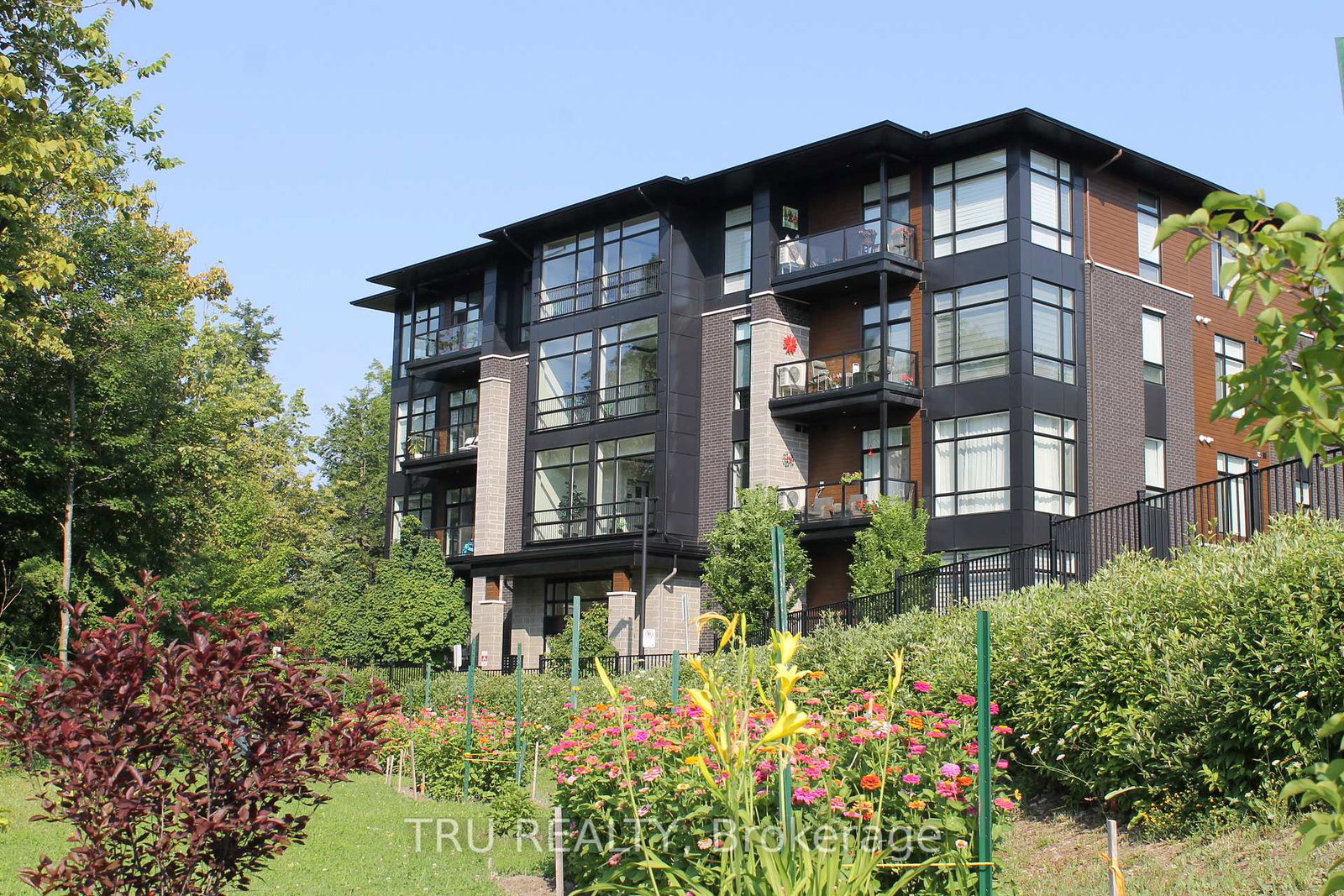 120-cortile-private-s-blossom-park-airport-and-area-ottawa-ontario-x12494616