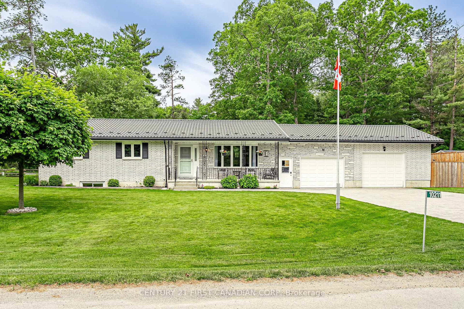 10211-lakeview-avenue-lambton-shores-ontario-x12513036