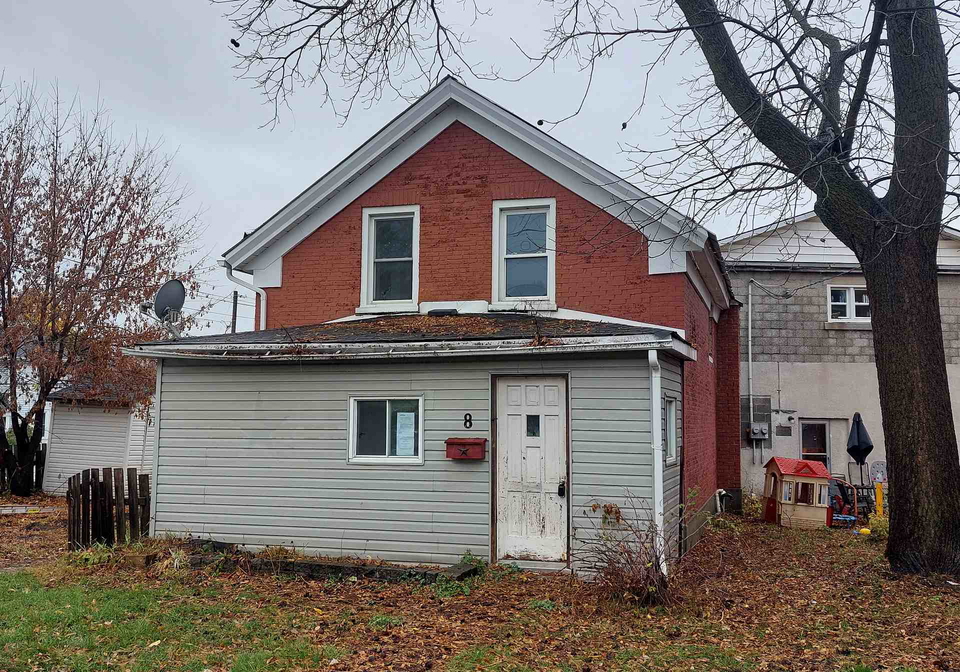 8-montague-street-smiths-falls-ontario-x12515244