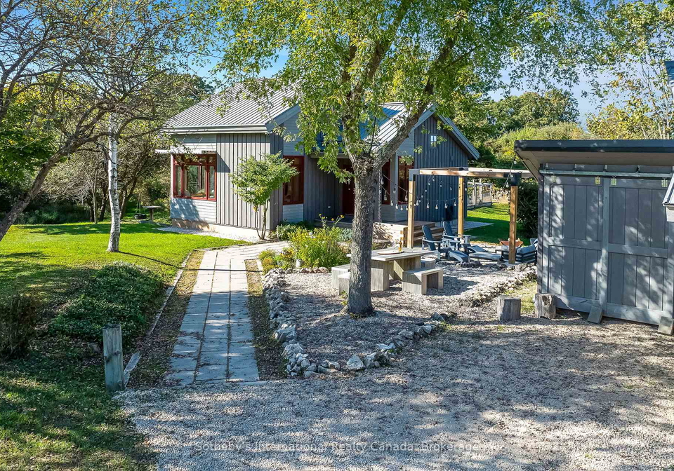 797462-east-back-line-chatsworth-ontario-x12536736