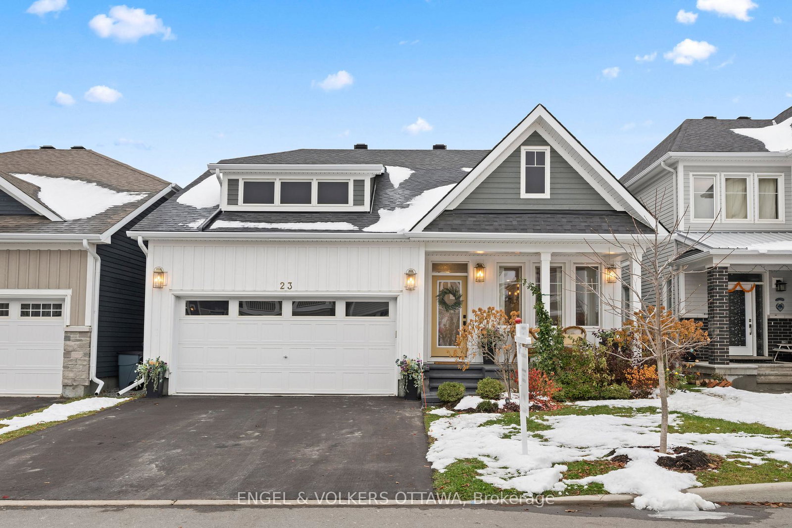 23-pacing-walk-ottawa-ontario-x12553812