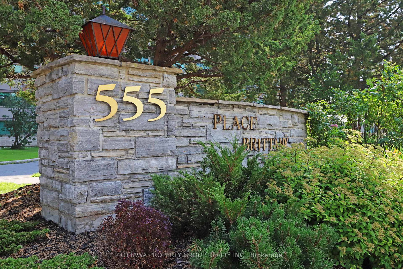 555-brittany-drive-manor-park-cardinal-glen-and-area-ottawa-ontario-x12566766