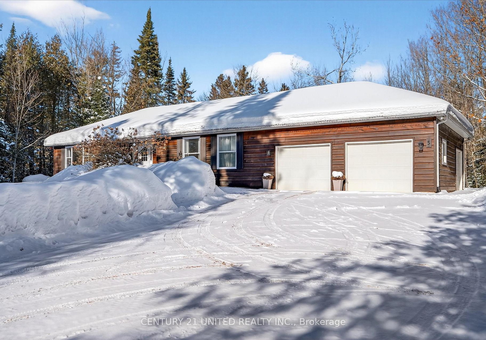 5-fire-route-46-trent-lakes-ontario-x12600734