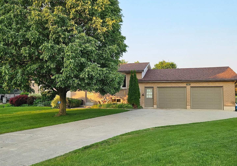 18-hawthorn-crescent-north-middlesex-ontario-x12605254