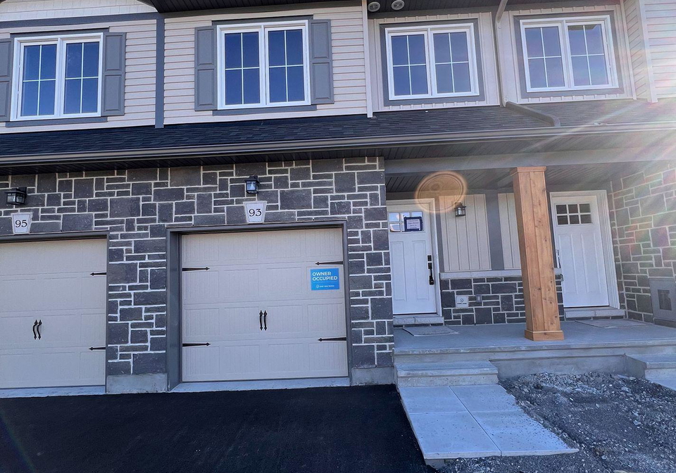 93-whitcomb-crescent-smiths-falls-ontario-x12657126
