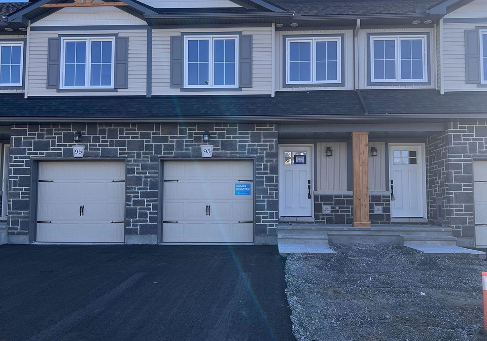 93-whitcomb-crescent-smiths-falls-ontario-x12657126