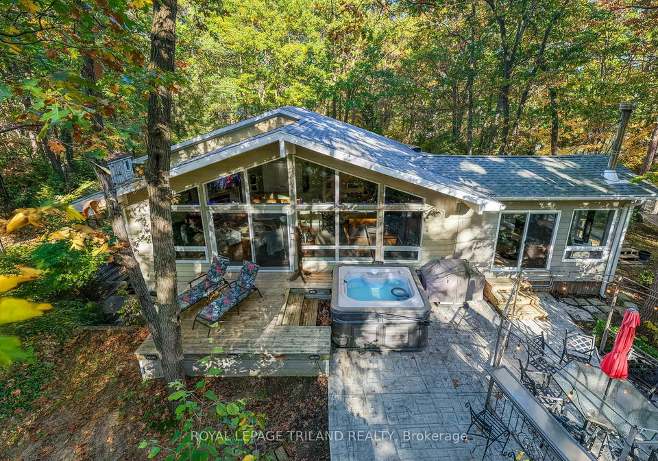 10092-lakeshore-road-lambton-shores-ontario-x12671882