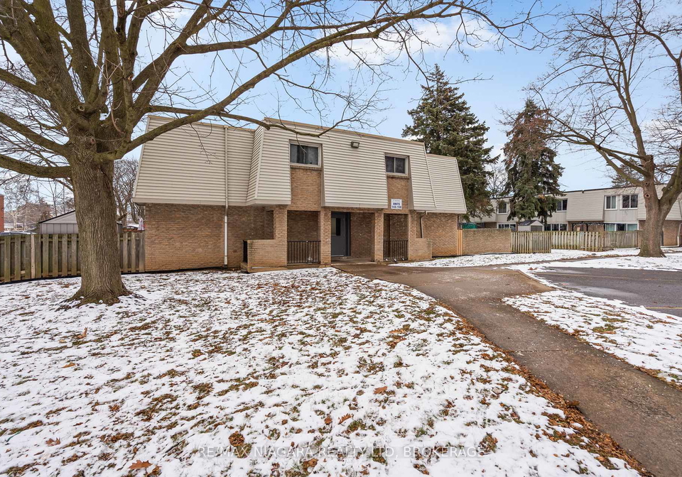 17-old-pine-trail-st-catharines-ontario-x12675578