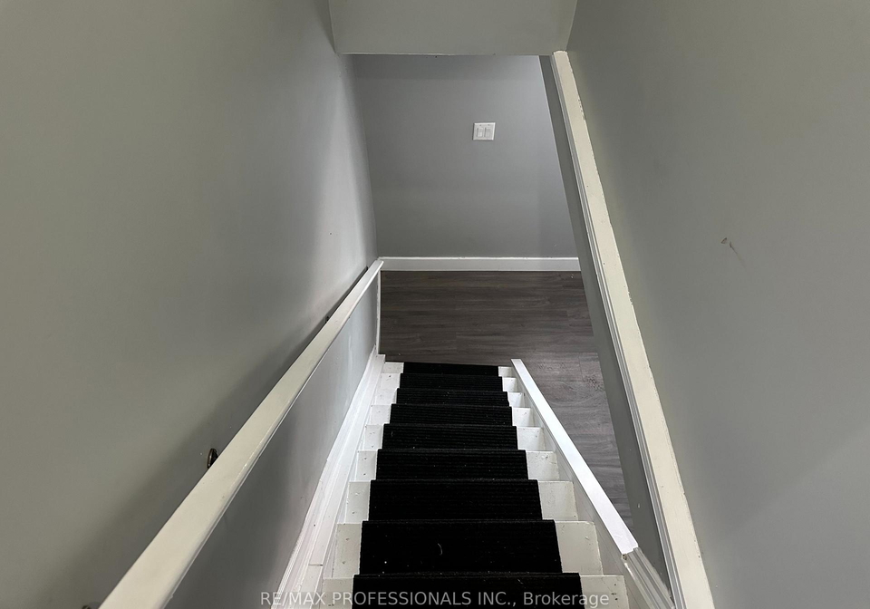 1675-grosvenor-avenue-n-hamilton-ontario-x12675806