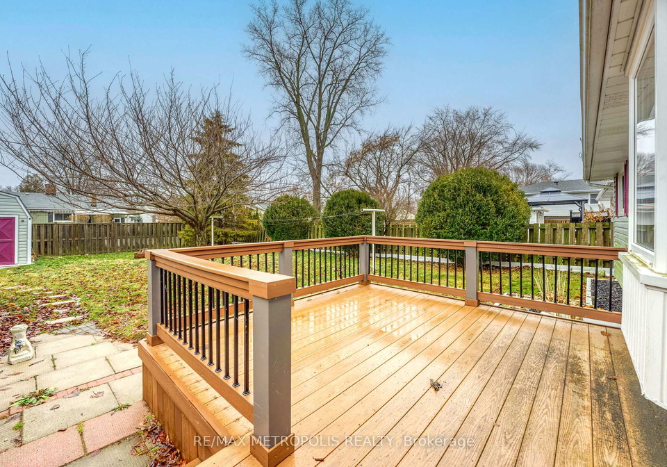 704-houser-street-point-edward-ontario-x12682932