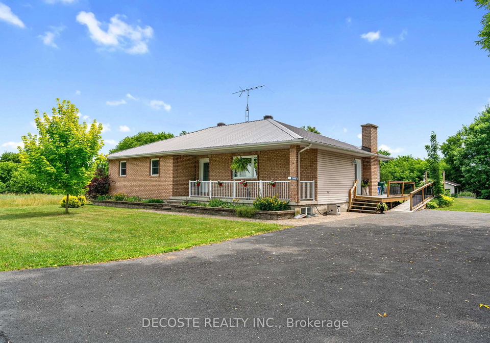 21890-county-10-road-north-glengarry-ontario-x12687958