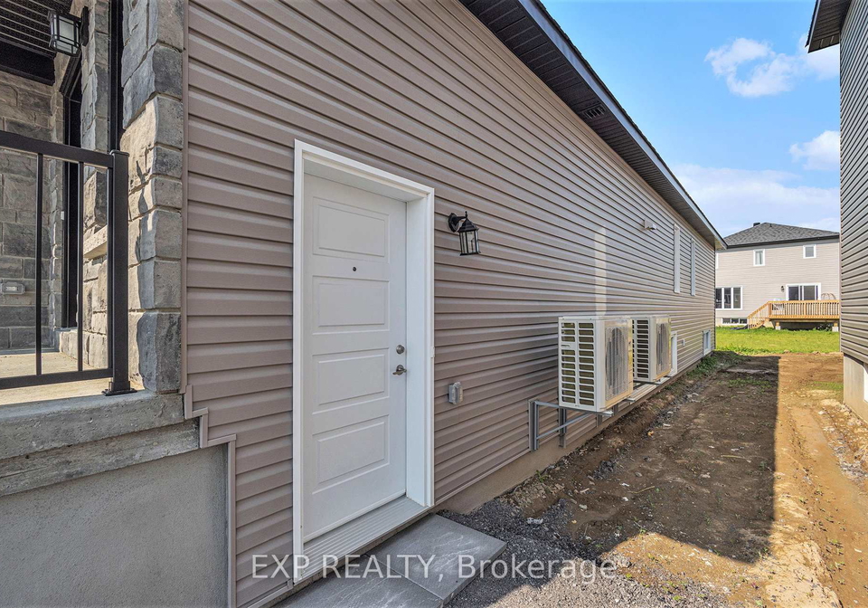 1218-montblanc-crescent-russell-ontario-x12736460