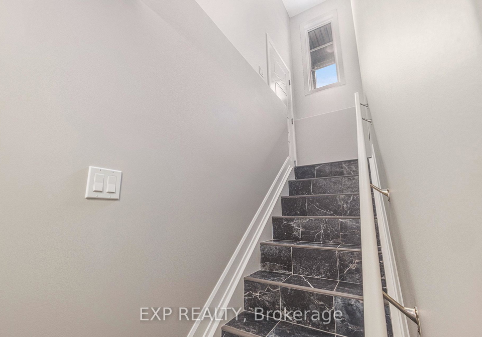 1218-montblanc-crescent-russell-ontario-x12736460