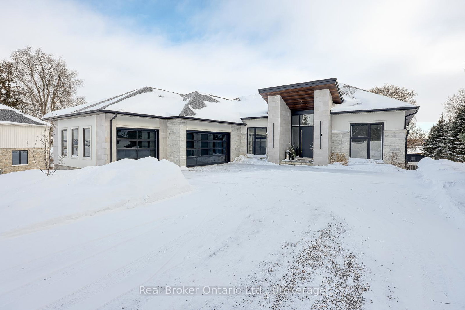 574246-old-school-line-norwich-ontario-x12750852