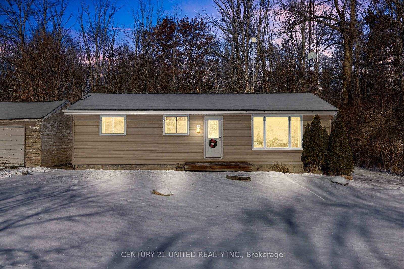 1100-listowel-line-selwyn-ontario-x12762504