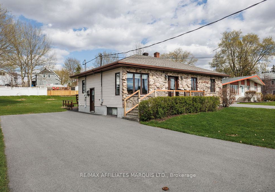 137-park-avenue-north-glengarry-ontario-x12821096