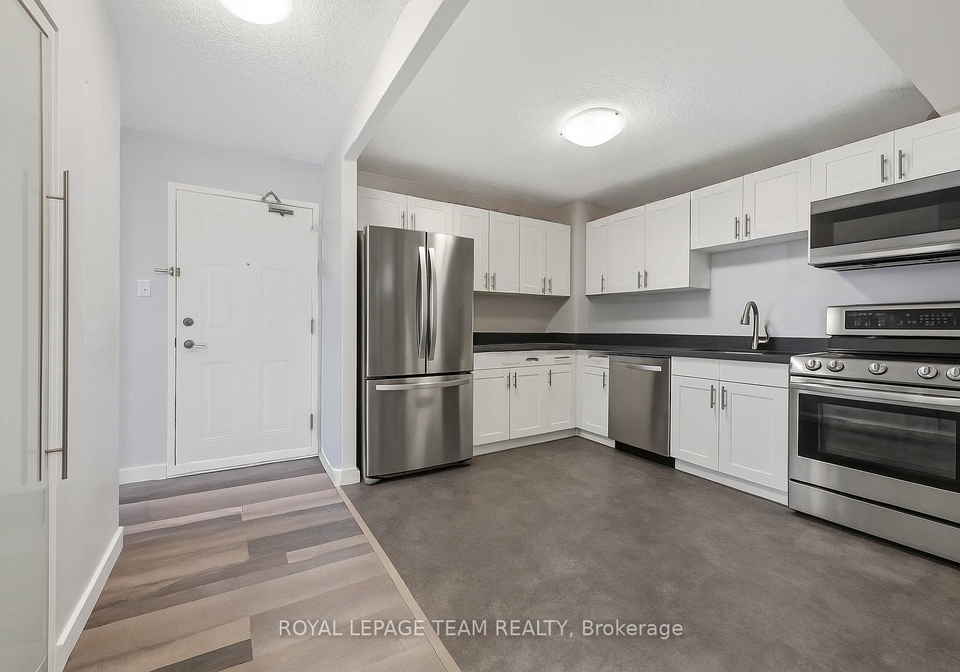200-bay-street-ottawa-ontario-x12831844