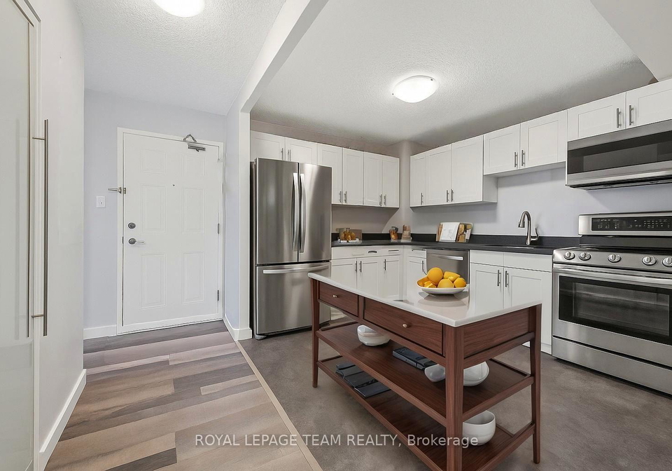 200-bay-street-ottawa-ontario-x12831844
