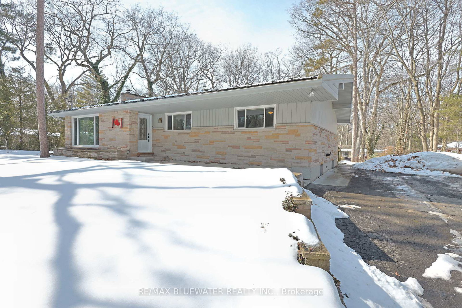 10300-pines-parkway-lambton-shores-ontario-x12836838