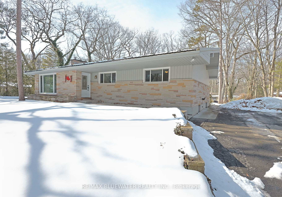 10300-pines-parkway-lambton-shores-ontario-x12836838