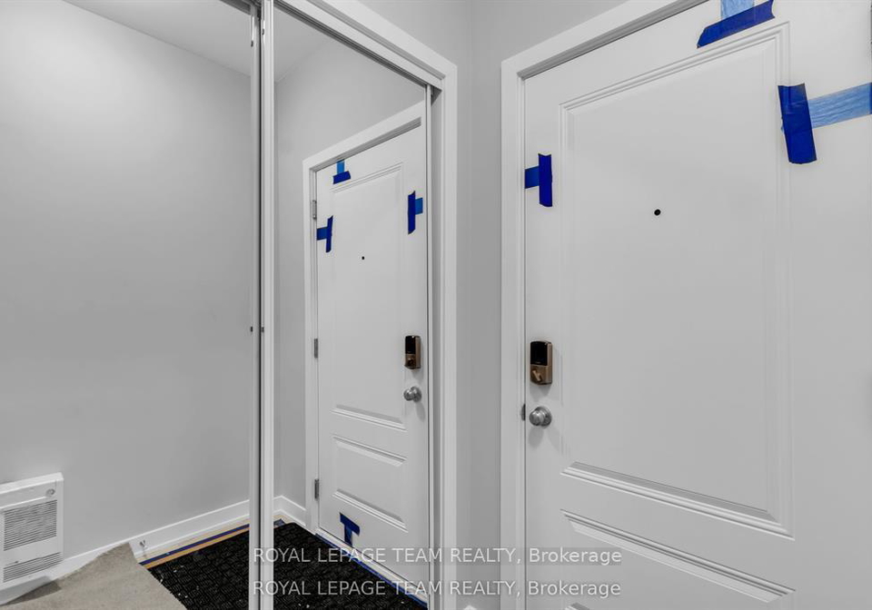 1004-parnian-private-ottawa-ontario-x12840702