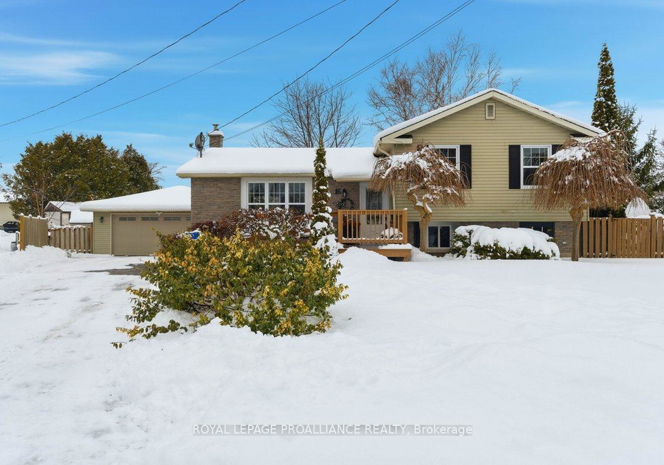 16-centre-court-quinte-west-ontario-x12853626
