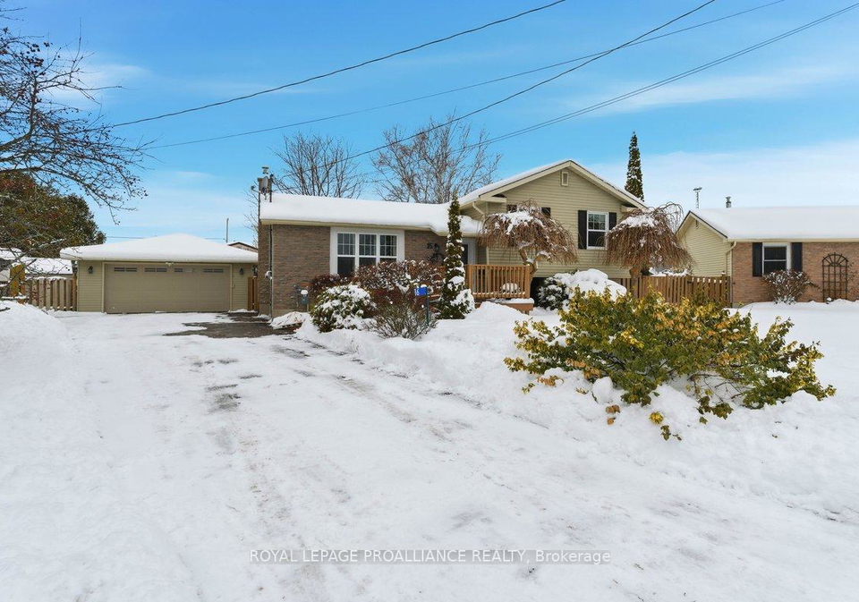 16-centre-court-quinte-west-ontario-x12853626
