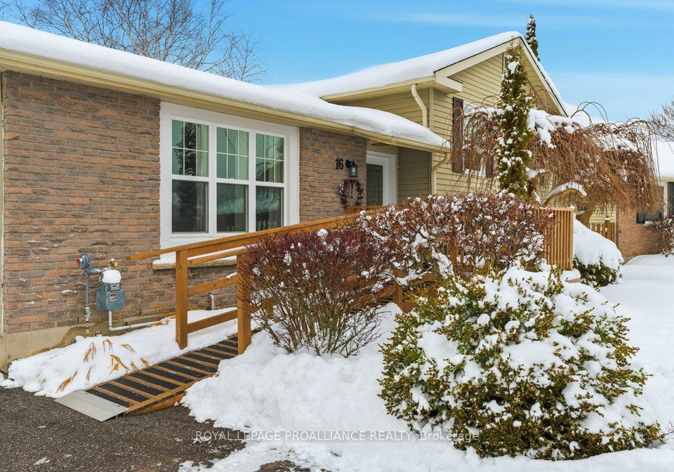 16-centre-court-quinte-west-ontario-x12853626