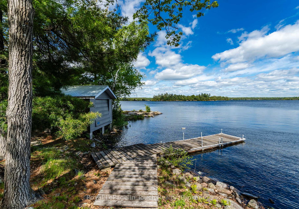 1916-six-mile-lake-shore-island-georgian-bay-ontario-x12861736