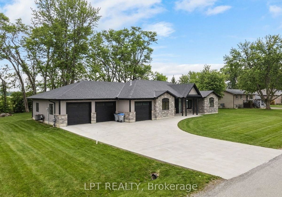 8439-lazy-lane-lambton-shores-ontario-x12873068
