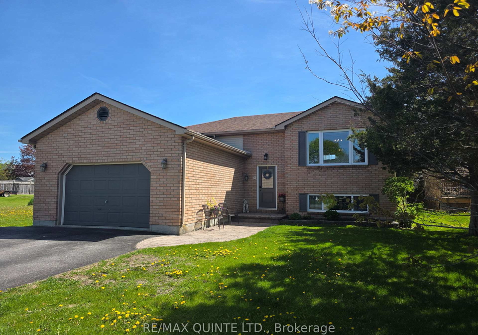 4-harbourview-crescent-prince-edward-county-ontario-x12883804