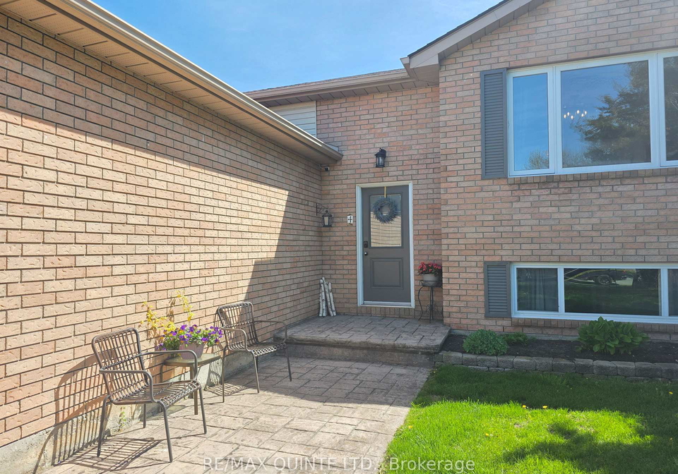 4-harbourview-crescent-prince-edward-county-ontario-x12883804