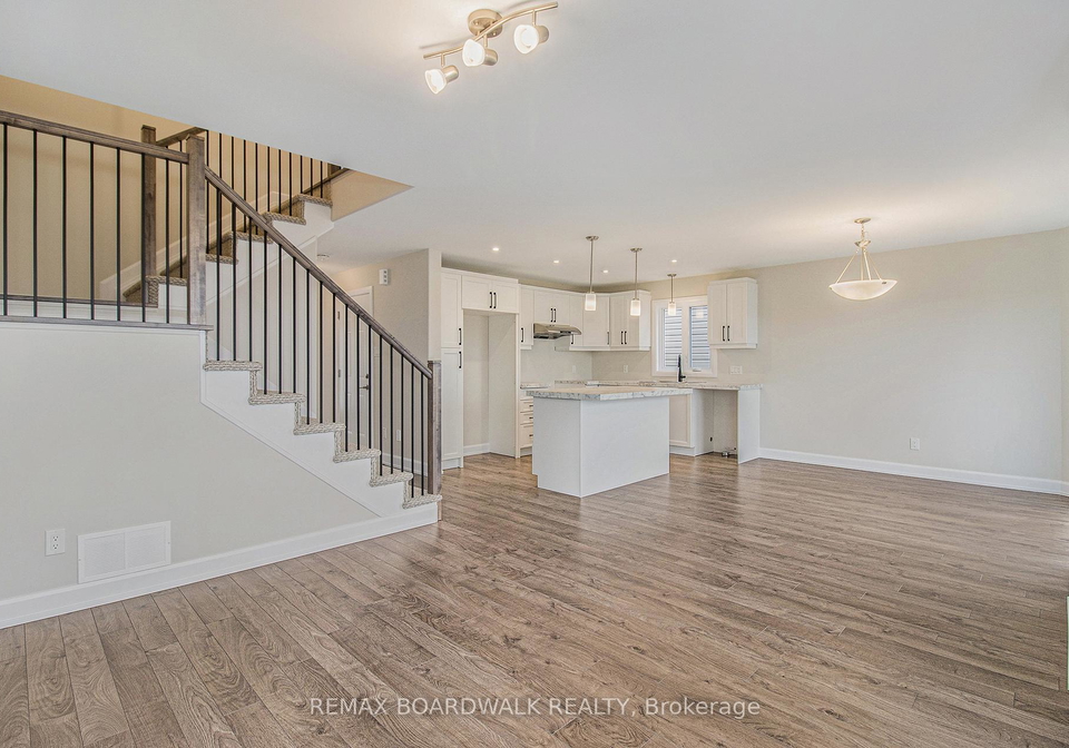 1203-montblanc-crescent-russell-ontario-x12899346