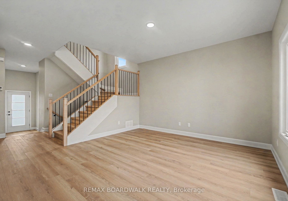 404-falcon-lane-russell-ontario-x12899440