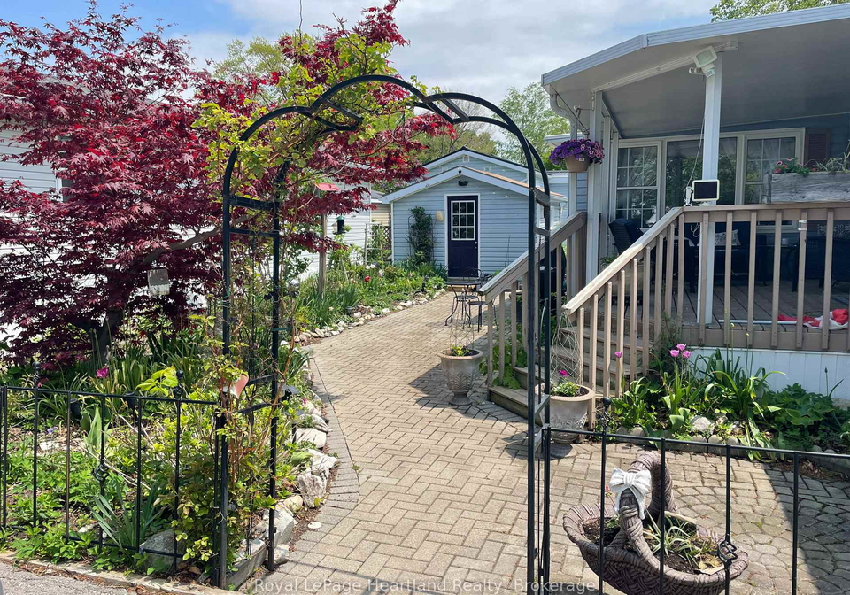 12-iroquois-lane-ashfield-colborne-wawanosh-ontario-x12919614